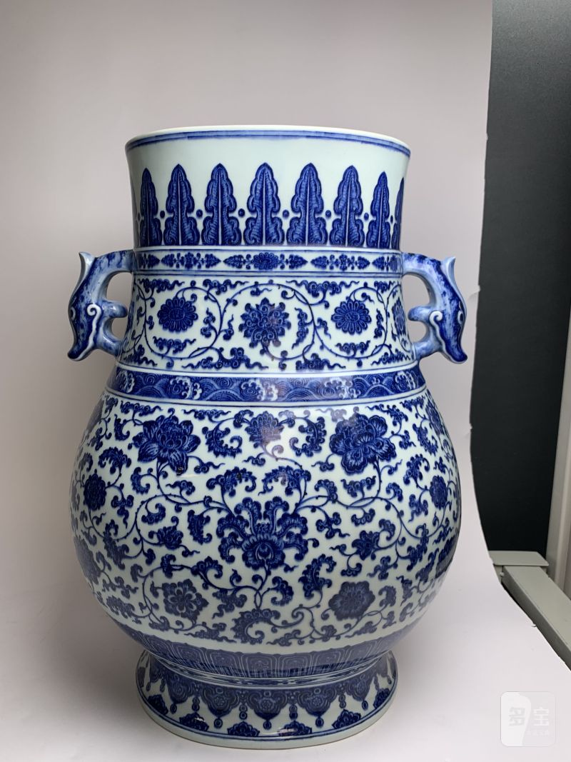 清乾隆 青花缠枝莲双龙耳尊 - 图3